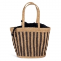 Cesta �s riscas em junco do mar